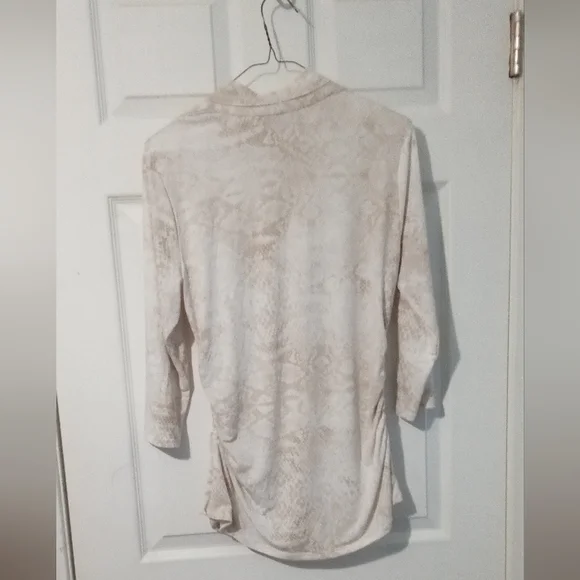 Vince Camuto Beige Patterned V-Neck Blouse - Picture 6 of 7